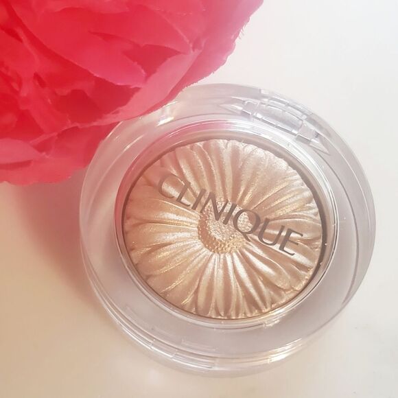 Clinique Celebration Pop Highlighter in Gold Celebration - Picture 8 of 12